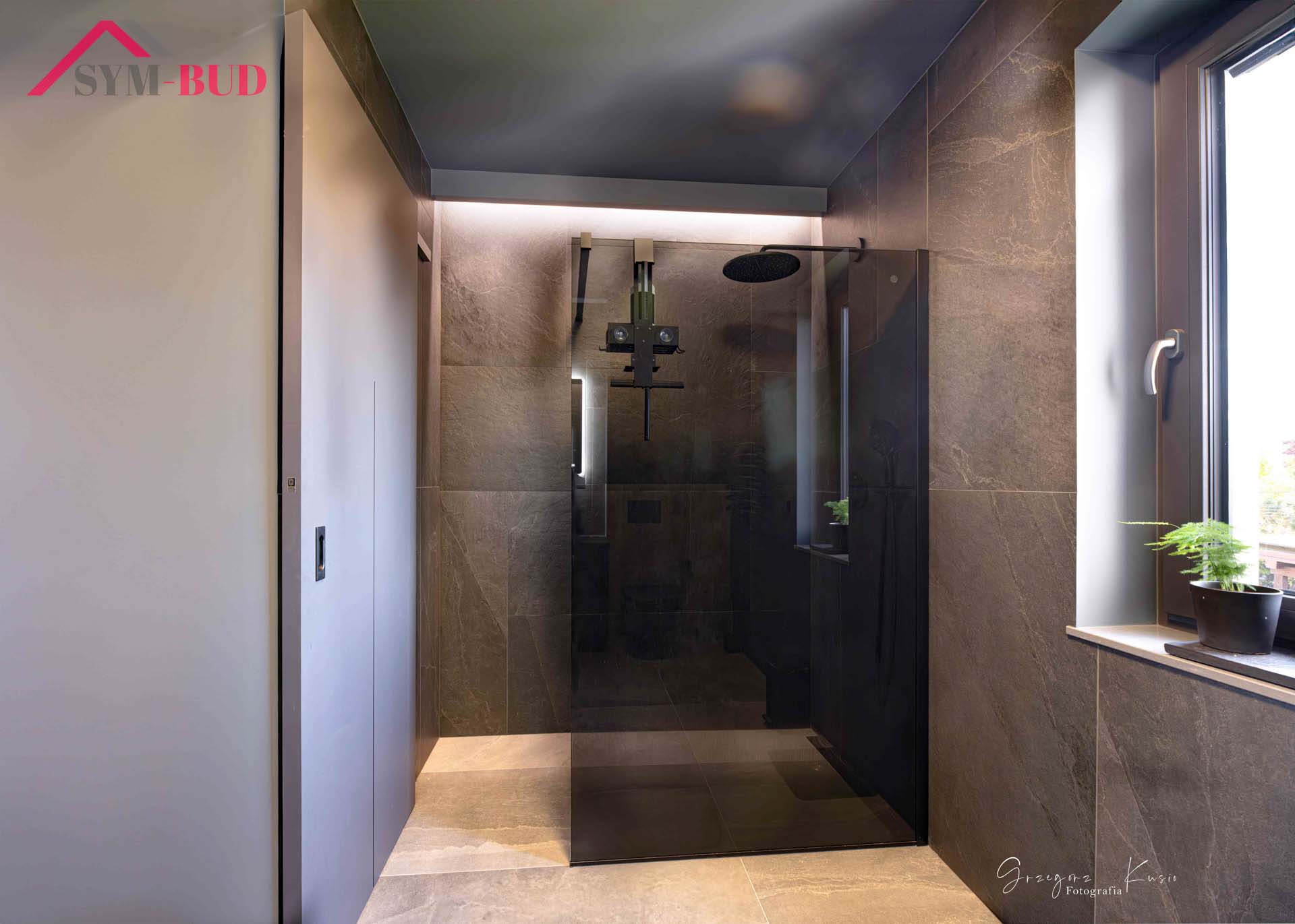 Nowo wybudowany dom we wnętrzu panuje ciemny wystrój