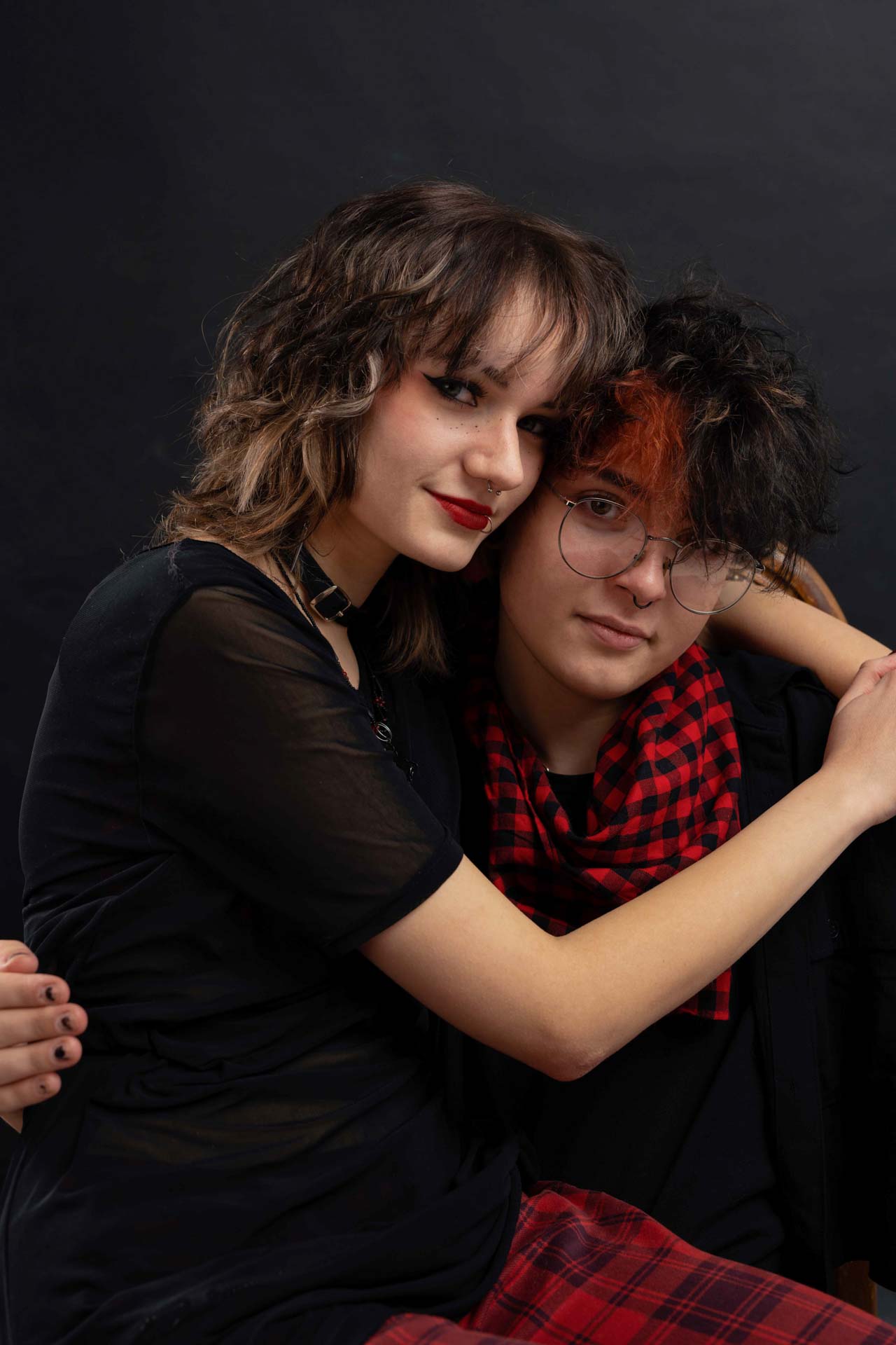 Uśmiechnięta para w studio piękne światło nastrojowa atmosfera dużo uśmiechu i uczucia