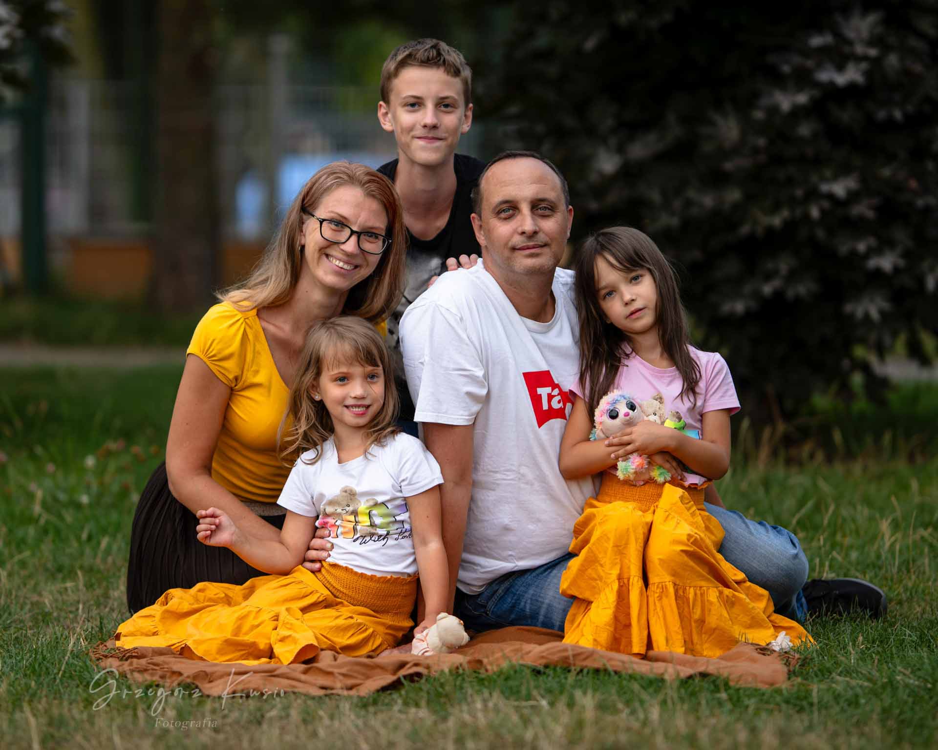 Szczęśliwa rodzina portret rodzinny w parku