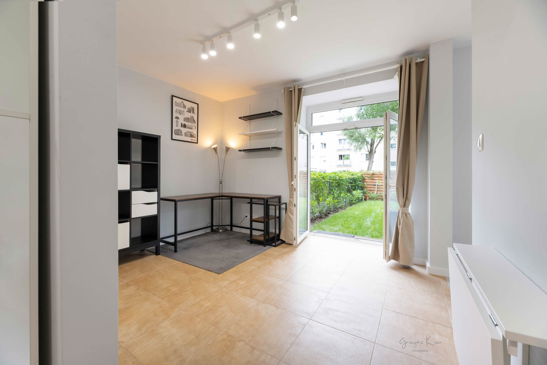 Mieszkanie Ani salon z widokiem na ogródek