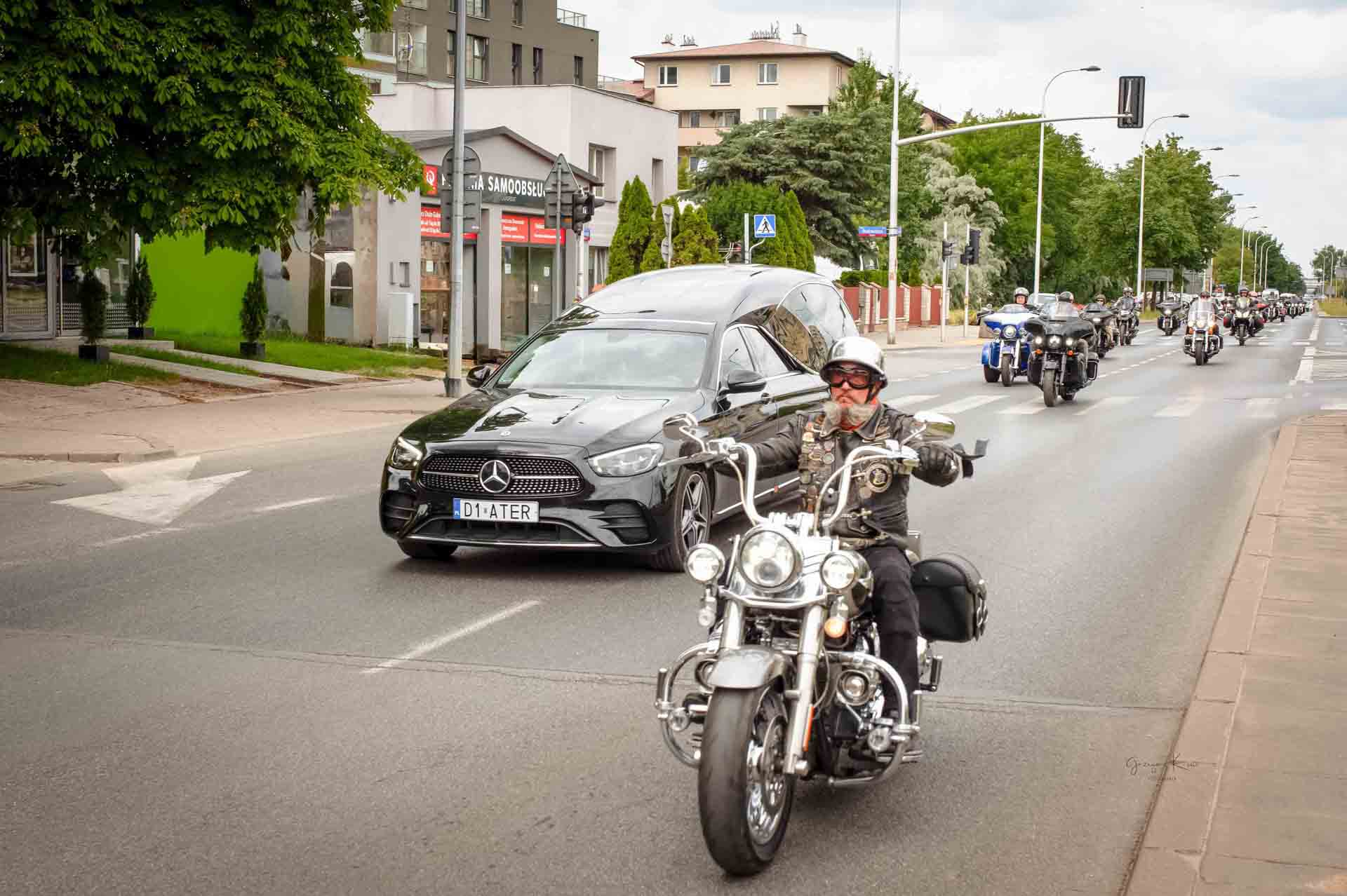Kolumna motocyklistów eskortująca zmarłego Naczelnika Ruchu Drogowego w Warszawie