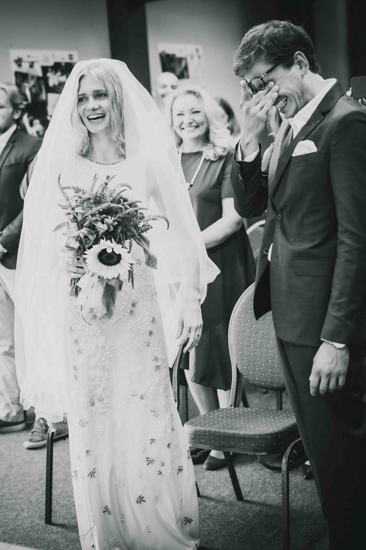 Ślub w urzędzie młoda para jet wzruszona i płaczą oboje