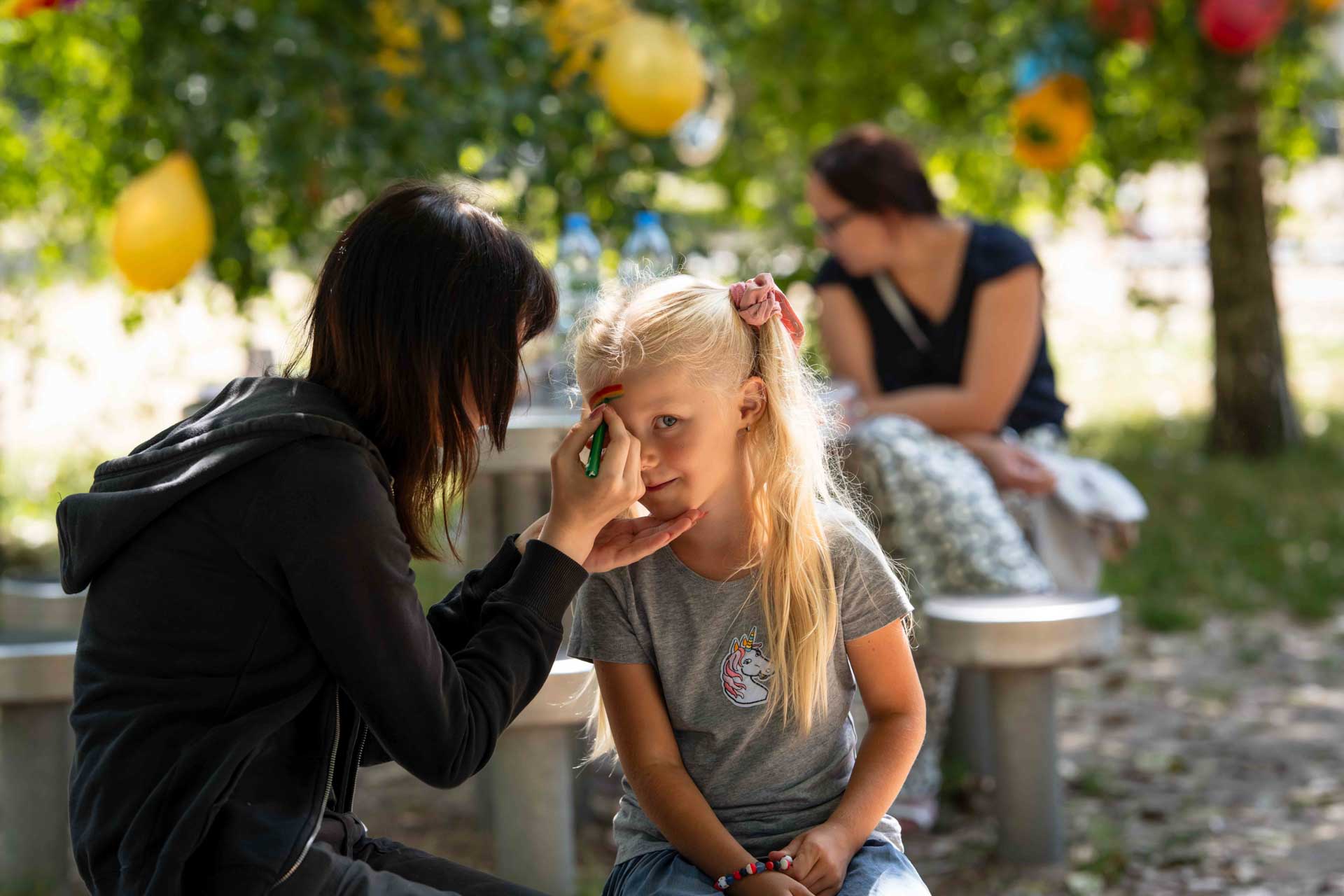 Urodziny w parku malowanie twarzy dziecka