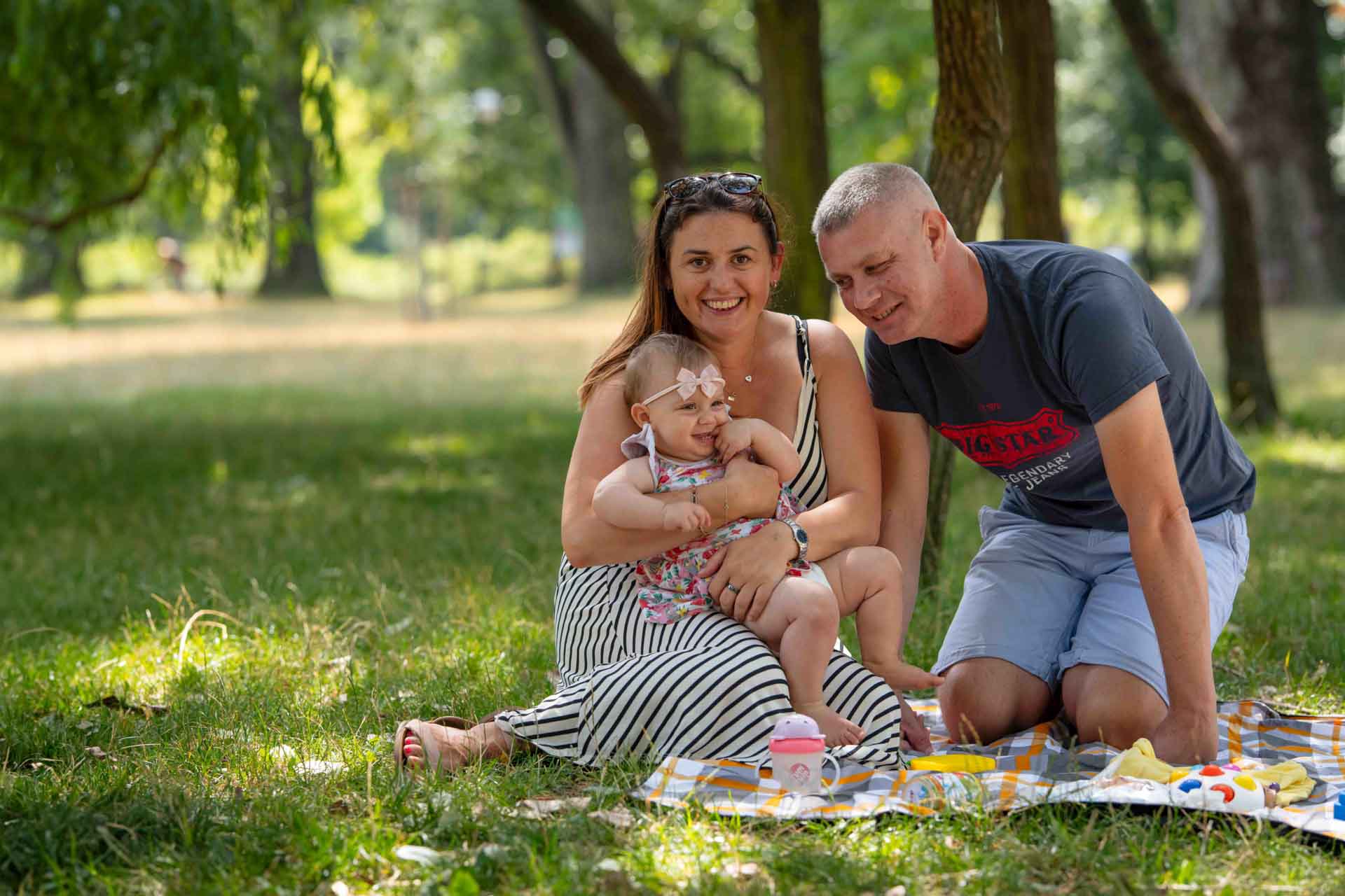 Rodzina w parku uśmiech dziecko mama i tata