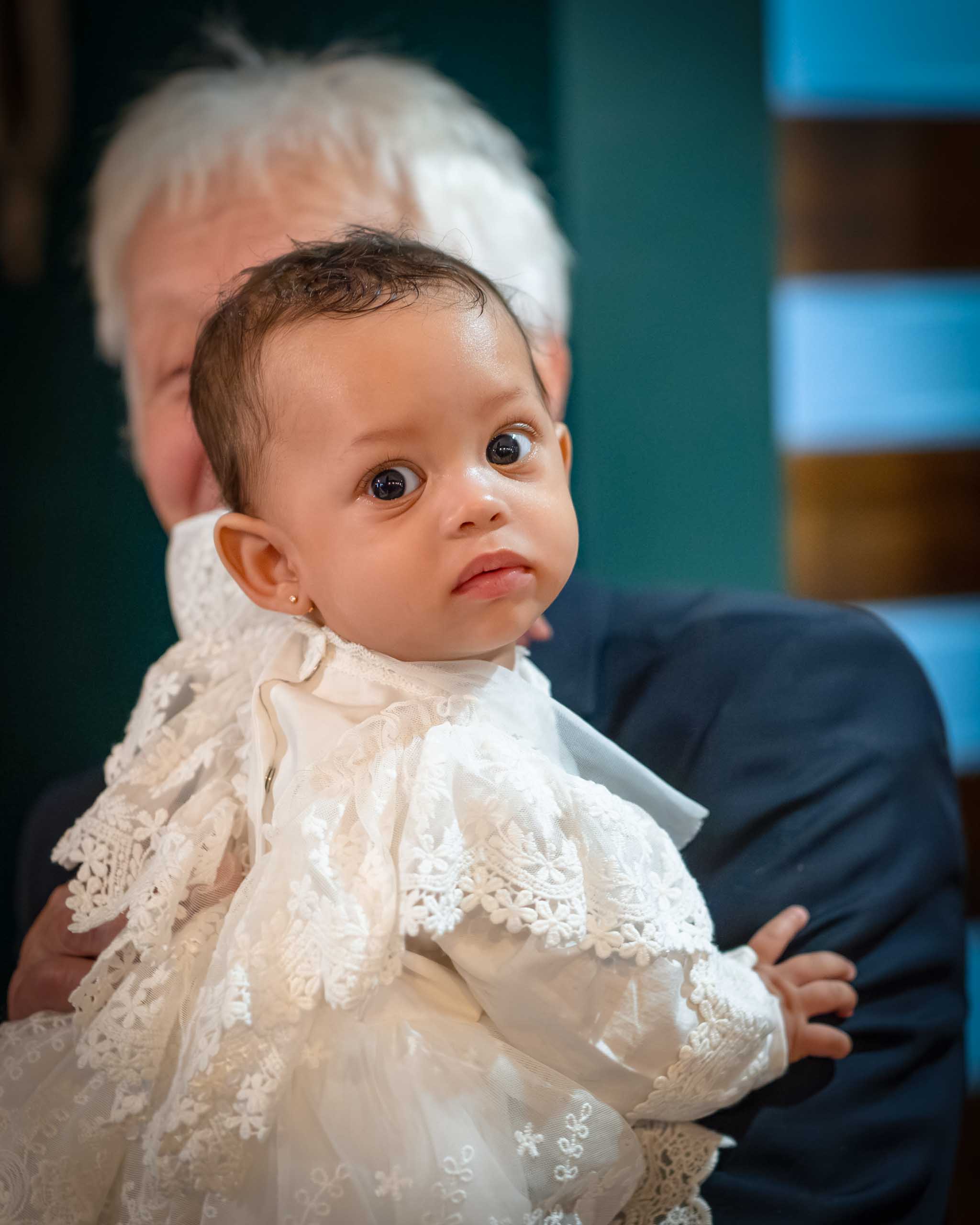 Zdjęcie małej ciemnoskórej dziewczynki patrzącej sie w obiektyw